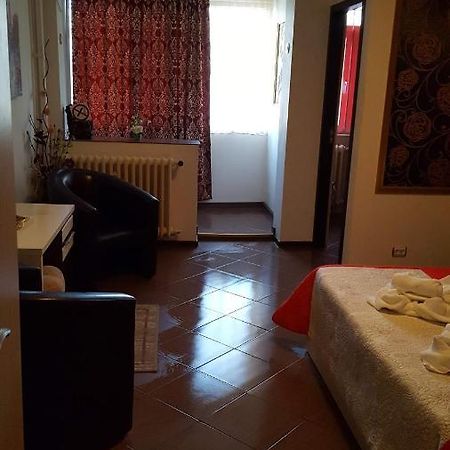 Appartamento Garsoniera Ioana Bucarest Esterno foto